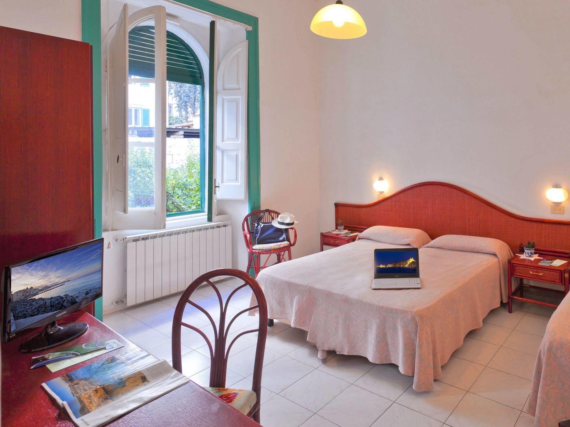 Vittoria 3* Ischia